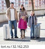 Family with suitcases in journey. Стоковое фото, фотограф Яков Филимонов / Фотобанк Лори