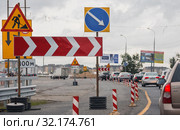 Подмосковная трасса. Ведутся дорожные работы. На проезжей части стоят столбики, дорожные знаки, и нанесена временная разметка (2019 год). Редакционное фото, фотограф Наталья Николаева / Фотобанк Лори