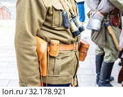 Vintage leather holster, binoculars and other ammunition on the belt. Стоковое фото, фотограф FotograFF / Фотобанк Лори