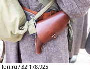 Vintage leather holster and other ammunition on the belt. Стоковое фото, фотограф FotograFF / Фотобанк Лори