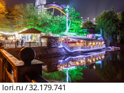 Кафе "Островок" и мост через реку Анапка ночью, город курорт Анапа (2019 год). Редакционное фото, фотограф Иванов Алексей / Фотобанк Лори