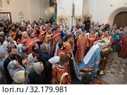 Литургия в Спасском храме села Усово (2019 год). Редакционное фото, фотограф Дмитрий Неумоин / Фотобанк Лори