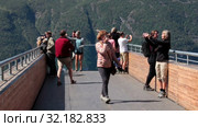 Tourists enjoy fjord view Aurlandsfjord landscape from Stegastein viewing point. It is located on national tourist route Aurlandsfjellet. It is build with front class wall. Norway (2019 год). Редакционное видео, видеограф Кекяляйнен Андрей / Фотобанк Лори