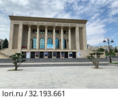 Азербайджан, Баку, улица Шихали Курбанова, 1. Азербайджанский Государственный Академический Национальный Драматический Театр (2019 год). Редакционное фото, фотограф Овчинникова Ирина / Фотобанк Лори