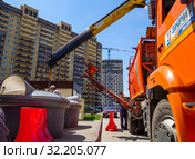 Вывоз мусора из подземных контейнеров большого объема (2019 год). Редакционное фото, фотограф Вячеслав Палес / Фотобанк Лори