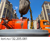 Выгрузка содержимого заглубленного мусорного контейнера (2019 год). Редакционное фото, фотограф Вячеслав Палес / Фотобанк Лори