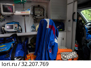Рабочее место работника медицинской скорой помощи внутра автомобиля экстренной службы в городе Москве, Россия (2019 год). Редакционное фото, фотограф Николай Винокуров / Фотобанк Лори
