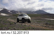 Japanese SUV Mitsubishi Delica 4x4 driving on mountain road (2019 год). Редакционное видео, видеограф А. А. Пирагис / Фотобанк Лори