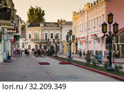 Крым, Феодосия. Пешеходная улица Земская (2019 год). Редакционное фото, фотограф Павел Сапожников / Фотобанк Лори
