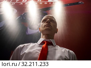 Мужчина в образе героя из фильма и компьютерной игри Hitman 2 на выставке "Игромир" в выставочном комплексе "Крокус Экспо" города Москвы, Россия (2018 год). Редакционное фото, фотограф Николай Винокуров / Фотобанк Лори