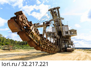 Old rusty multi bucket excavator, giant stacker, absetzer in sandy career. Стоковое фото, фотограф Mikhail Starodubov / Фотобанк Лори