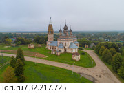 Вид на старинную церковь Усекновения главы Иоанна Предтечи пасмурным сентябрьским утром (аэросъемка). Парское, Ивановская область. Россия (2019 год). Стоковое фото, фотограф Виктор Карасев / Фотобанк Лори