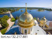 Купол Богоявленского собора крупным планом на фоне озера Селигер солнечным летним днем. Нило-Столобенская пустынь. Тверская область, Россия (2019 год). Стоковое фото, фотограф Виктор Карасев / Фотобанк Лори