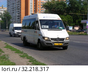 Маршрутное такси № 378 на рейсе. Щелковское шоссе. Город Москва (2015 год). Редакционное фото, фотограф lana1501 / Фотобанк Лори