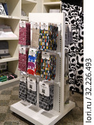 Finlayson Factory Shop Tampere. Napkins and towels. Финляндия (2019 год). Редакционное фото, фотограф Валерия Попова / Фотобанк Лори