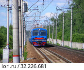 Пригородный электропоезд ЭД4М-0243 подъезжает к пассажирской платформе станции Заветы Ильича. Городское поселение Правдинский. Пушкинский район. Московская область. Россия (2015 год). Редакционное фото, фотограф lana1501 / Фотобанк Лори