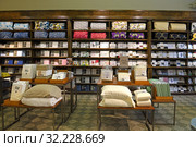 Finlayson Factory Shop Tampere. Bed set, pillows and blankets. Финляндия (2019 год). Редакционное фото, фотограф Валерия Попова / Фотобанк Лори