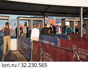 Проведение досмотра на входе в фан-зону чемпионата мира FIFA по футболу 2018. Дом Советов. Калининград. Редакционное фото, фотограф Александр Щепин / Фотобанк Лори