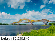 Россия, Тюменская область, Ханты- Мансийский округ, река Иртыш, мост  "КРАСНЫЙ ДРАКОН" (2018 год). Стоковое фото, фотограф Александр Циликин / Фотобанк Лори