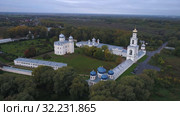 Свято-Юрьев монастырь пасмурным сентябрьским днем (аэросъемка). Великий Новгород, Россия (2019 год). Стоковое видео, видеограф Виктор Карасев / Фотобанк Лори