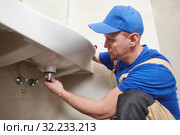 Plumber service. sink trap siphon installation. Стоковое фото, фотограф Дмитрий Калиновский / Фотобанк Лори