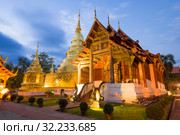 Старинный буддистский храм Wat Phra Сингх в вечерних сумерках. Чиаг Май, Таиланд (2018 год). Стоковое фото, фотограф Виктор Карасев / Фотобанк Лори