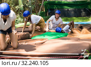 Team of friends overcomes an obstacle course in an amusement park. Стоковое фото, фотограф Яков Филимонов / Фотобанк Лори