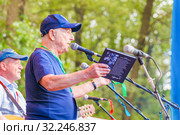 Russia, Samara, July 2016: Speech by Alexander Gorodnitsky, at the Grushinsky Festival on Mastryukovskie lakes on a summer day. Редакционное фото, фотограф Акиньшин Владимир / Фотобанк Лори
