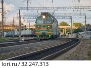 Зеленый электровоз ВЛ80С с грузовым поездом отправляется со станции Шарья Северной железной дороги. Костромская область (2019 год). Редакционное фото, фотограф Виктор Карасев / Фотобанк Лори