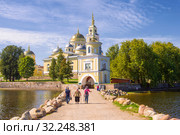Солнечный летний день у Нило-Столобенской пустыни . Тверская область, Россия (2019 год). Редакционное фото, фотограф Виктор Карасев / Фотобанк Лори