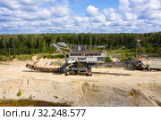Old rusty multi bucket excavator, giant stacker, absetzer in sandy career. Стоковое фото, фотограф Mikhail Starodubov / Фотобанк Лори