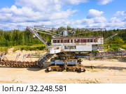Old rusty multi bucket excavator, giant stacker, absetzer in sandy career. Стоковое фото, фотограф Mikhail Starodubov / Фотобанк Лори