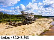 Old rusty multi bucket excavator, giant stacker, absetzer in sandy career. Стоковое фото, фотограф Mikhail Starodubov / Фотобанк Лори