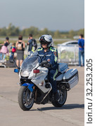 29 AUGUST 2019 MOSCOW, RUSSIA: police man on the bike. Редакционное фото, фотограф Константин Шишкин / Фотобанк Лори
