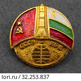 Значок металлический "Совместный полет СССР-НРБ" (2019 год). Редакционное фото, фотограф Максим Гулячик / Фотобанк Лори