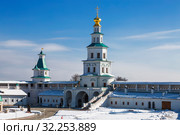 Воскресенский Новоиерусалимский монастырь. Вид на Дамасскую башню и надвратную церковь Входа в Иерусалим. Истра, Московская область (2018 год). Стоковое фото, фотограф Наталья Волкова / Фотобанк Лори