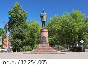 Памятник конструктору стрелкового оружия Василию Дегтярёву в Коврове, Владимирская область (2019 год). Редакционное фото, фотограф Михаил Марковский / Фотобанк Лори