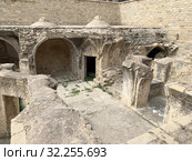 Бани Ширваншахов на территории Дворцового комплекса Ширваншахов в историческом районе Ичери-шехер (Старый город), 15 век. Азербайджан, город Баку (2019 год). Стоковое фото, фотограф Овчинникова Ирина / Фотобанк Лори