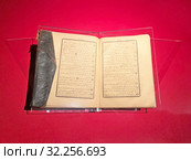 Старинный коран в экспозиции музея во дворце Ширваншахов в историческом районе Ичери-шехер. Азербайджан, город Баку (2019 год). Редакционное фото, фотограф Овчинникова Ирина / Фотобанк Лори