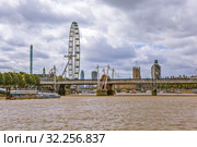 Лондонский глаз (London Eye) и мост Хангерфорд. Лондон. Великобритания (2019 год). Редакционное фото, фотограф Сергей Афанасьев / Фотобанк Лори