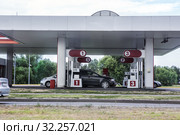 Cars are refueled with gasoline. Стоковое фото, фотограф Юрий Бизгаймер / Фотобанк Лори