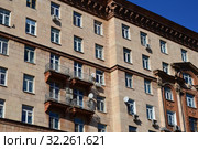 Восьми- девяти- десятиэтажный семнадцатиподъездный кирпичный жилой дом. Ленинградский проспект, 75 (Генеральский дом). Район Сокол. Город Москва (2015 год). Редакционное фото, фотограф lana1501 / Фотобанк Лори