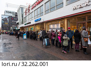 Massive lines from people are next to Amos Rex exhibition at Christmas eve. Helsinki, Finland (2018 год). Редакционное фото, фотограф Кекяляйнен Андрей / Фотобанк Лори