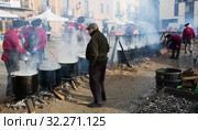 Preparation of Escudella on tuesday of Carnival, Castelltercol (2018 год). Редакционное фото, фотограф Яков Филимонов / Фотобанк Лори