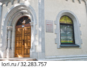 Калининградский областной театр кукол. Проспект Победы, 1. Город Калининград. Россия (2019 год). Редакционное фото, фотограф E. O. / Фотобанк Лори