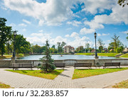 Пруд Поплавок (Хлебное озеро). Ранняя осень. Солнечный день. Калининград. Россия (2019 год). Редакционное фото, фотограф E. O. / Фотобанк Лори