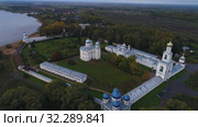 Свято-Юрьев монастырь облачным сентябрьским утром (аэросъемка). Великий Новгород, Россия (2019 год). Стоковое видео, видеограф Виктор Карасев / Фотобанк Лори