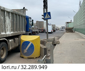 Дорожный знак объезд слева проезжая часть автомобильный поток (2019 год). Редакционное фото, фотограф Кузнецов Максим / Фотобанк Лори
