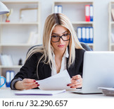 Businesswoman working on laptop at the desk in the office. Стоковое фото, фотограф Elnur / Фотобанк Лори