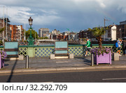 На Мосту Grattan. Дублин. Ирландия (2019 год). Редакционное фото, фотограф Сергей Афанасьев / Фотобанк Лори